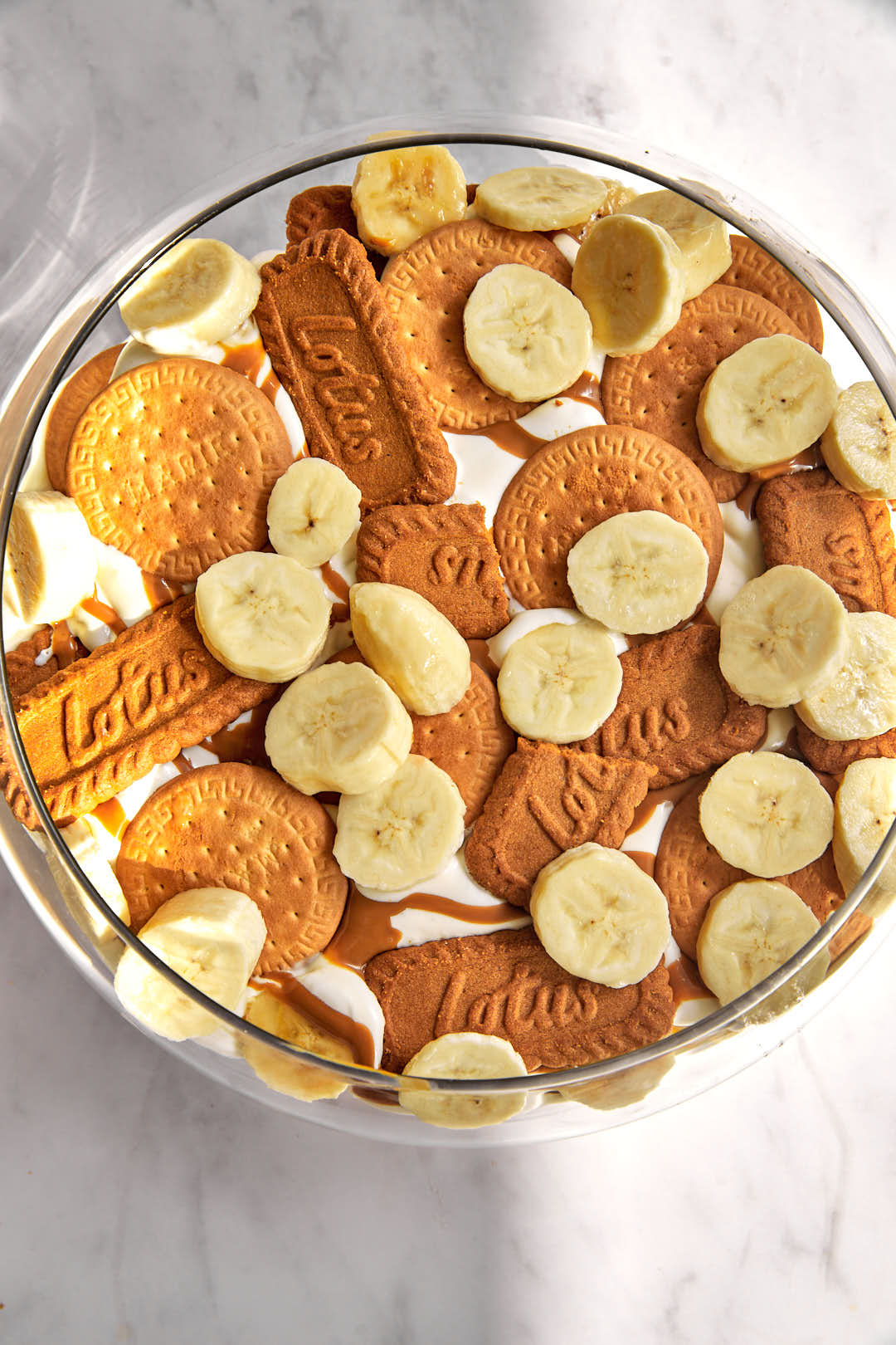 banana slices on biscuits in a glass bowl.