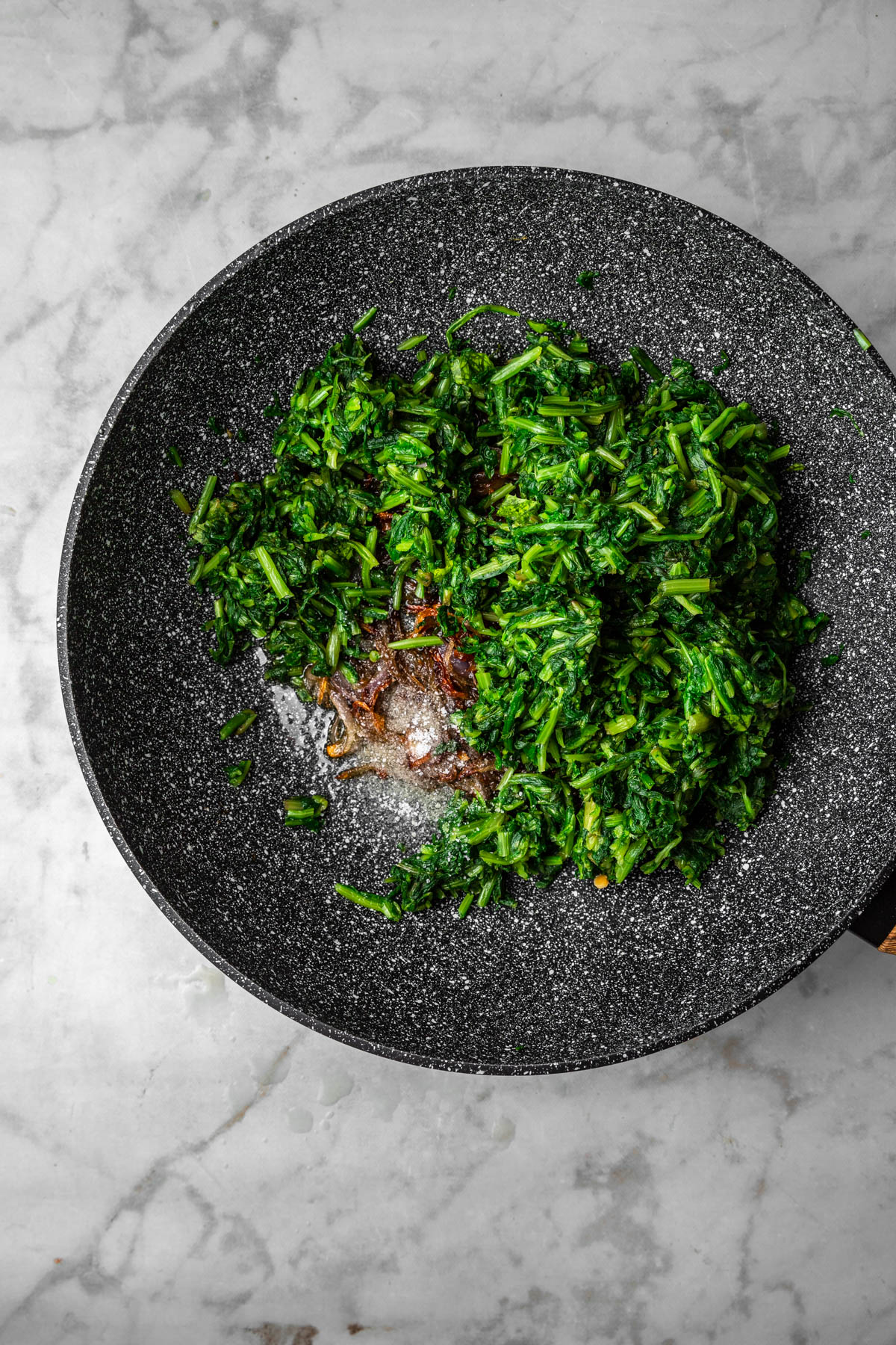 hindbeh in a large skillet with caramelized onions.
